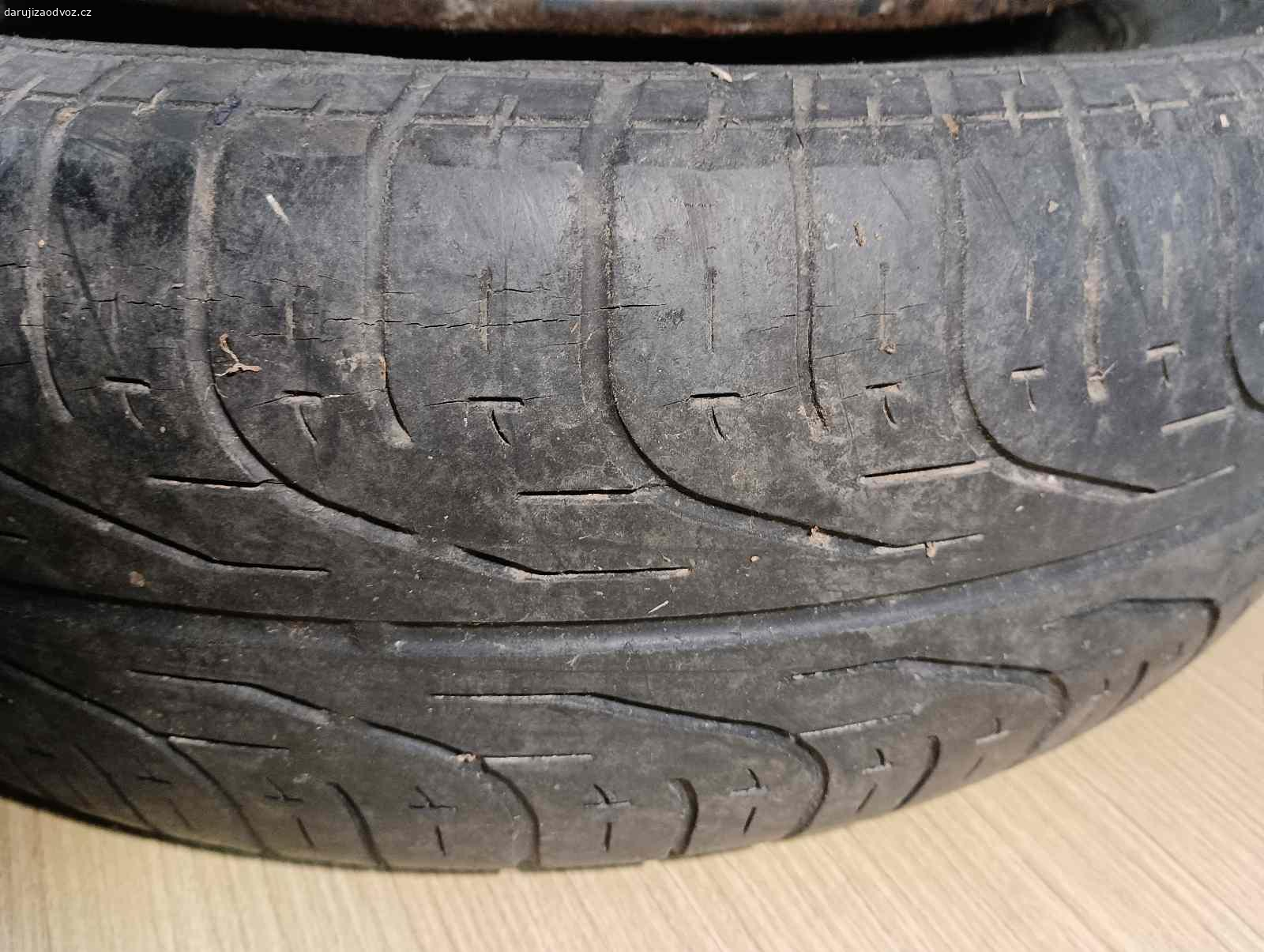 1 kus pneumatika Pirelli P6000. O pneumatikách nic nevím. Pozůstatek po předchozím nájemníkovi
