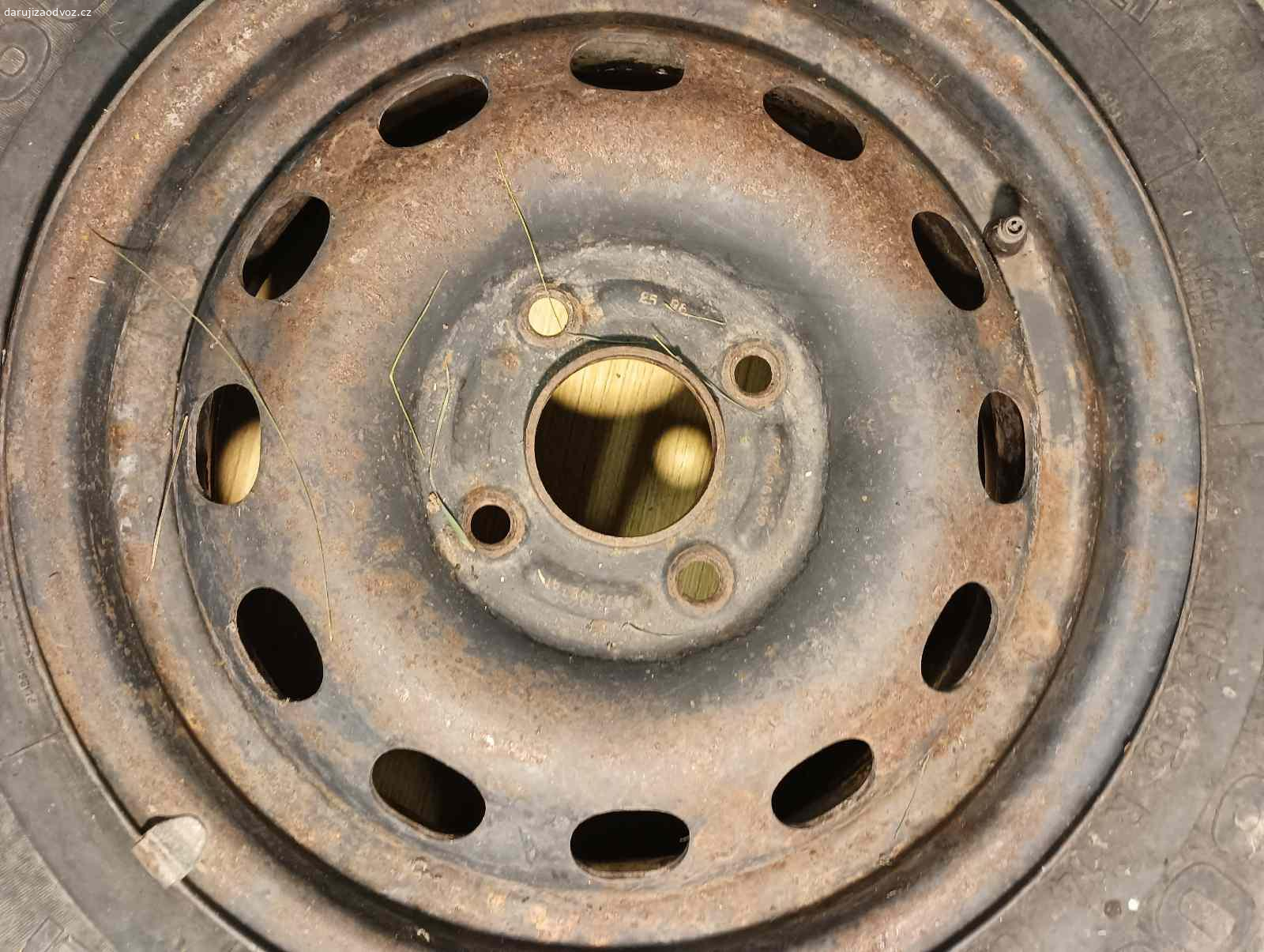 1 kus pneumatika Pirelli P6000. O pneumatikách nic nevím. Pozůstatek po předchozím nájemníkovi