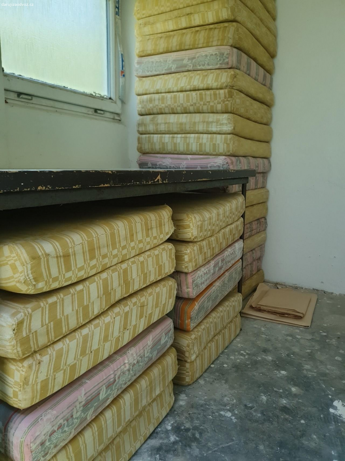 100ks matrace. v dobrém stavu, molitanové