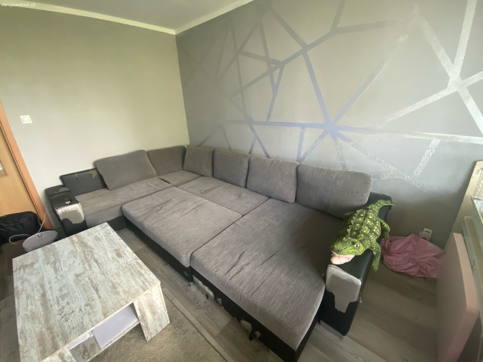 12 let stara sedačka. rozměry 3,15m X 2,20 m 
třeba se někomu bude hodit například na zahradu a podobně

lokalita Děčín
