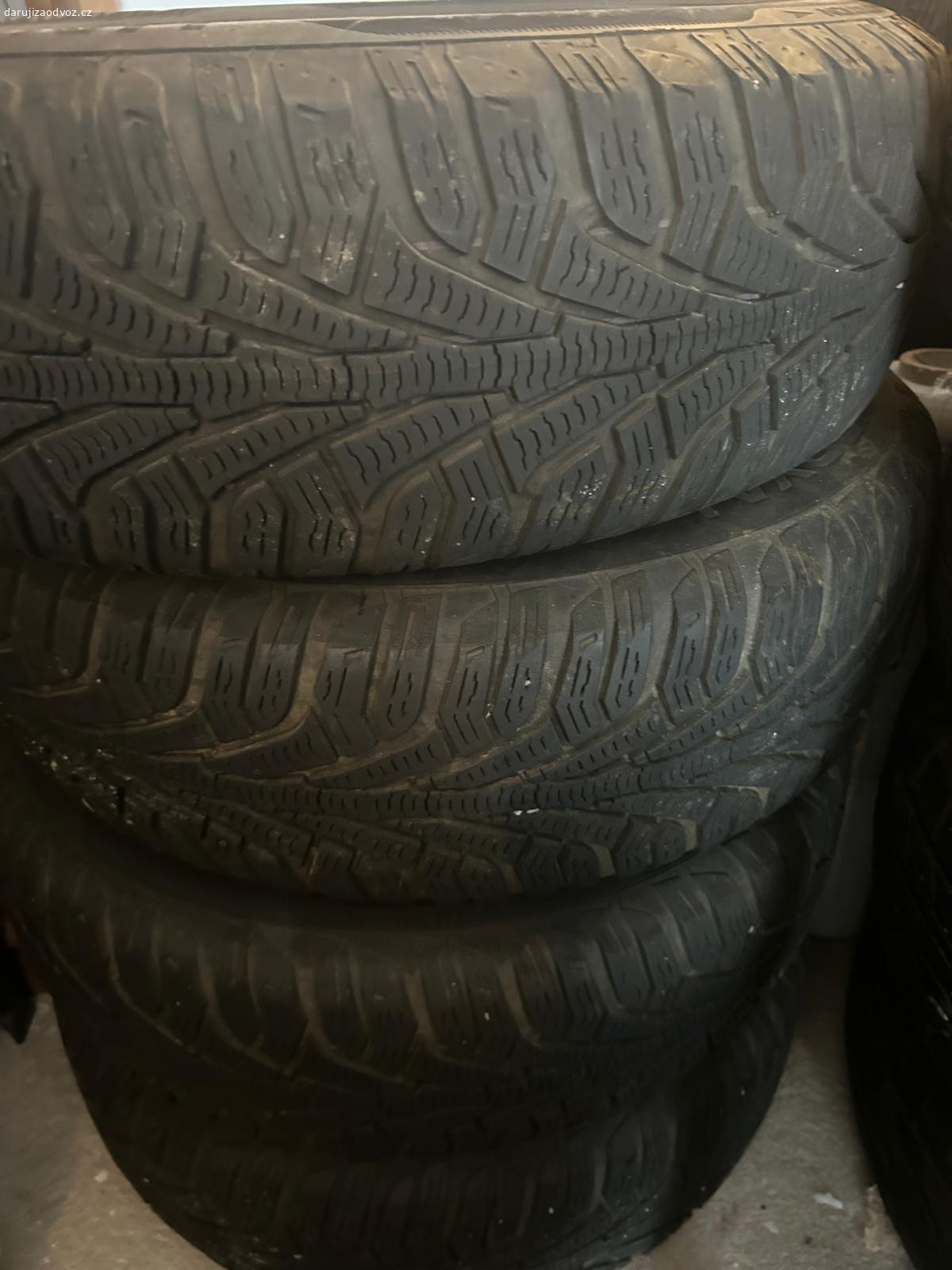 185/70 R14 Uniroyal. daruji za odvoz starší ráfky a pneu 2016 ,kola od Honda Accord 98r, vzorek pneu ještě vypadá moc hezky