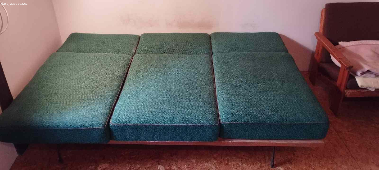 1a1/2 rozkládací lůžko195x90(135). daruji za odvoz jedenapůl lůžko rozkládací o rozměrech 195 x 90( rozloženo 135) cm.
včetně matrací se zeleným potahem. Matrace jsou neproleželé, potah zachovalý.
K odvozu po dohodě z Háje u Loučné pod Klínovbcem.
Bez zadní desky pro opření polštářů ve složeném stavu (nutno opřít o zeď).