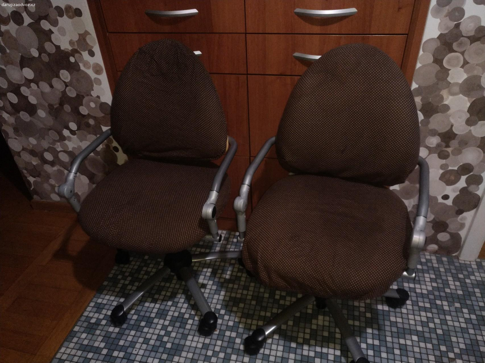2 Dětské židle na kolečkách. s hnědými potahy, měnitelnou výškou