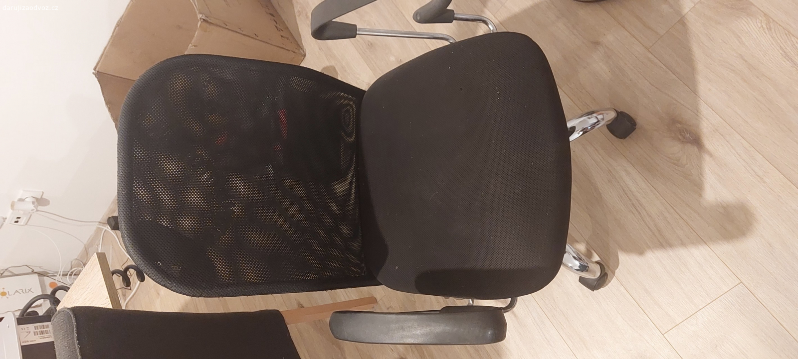 kancelarska zidle, konev. 2x kancelářská židle, jedna má opěradla, funkční
1x čajová konev - viz foto

!!! Odvoz pouze vše najednou.
!!! Nezasílám