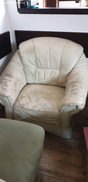 2 kožená křesla a stolička pod nohy