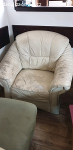 2 kožená křesla a stolička pod nohy