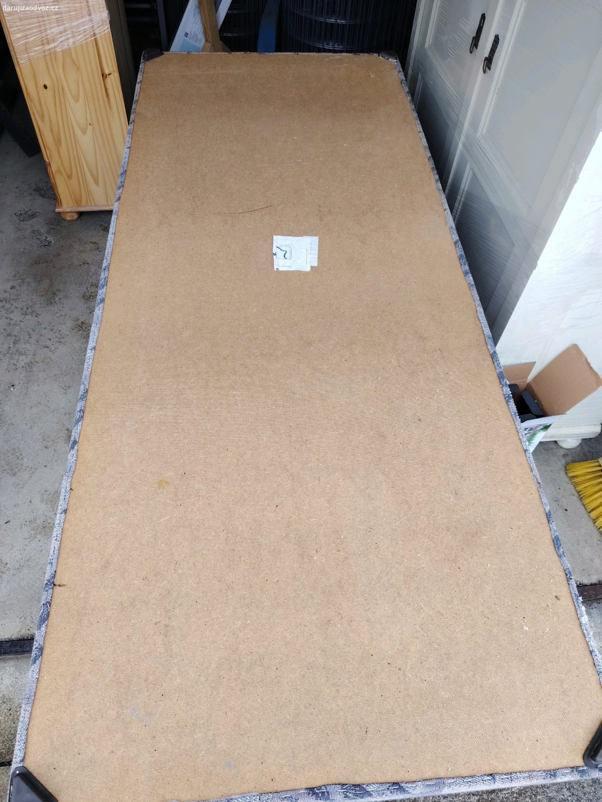 2 ks - lůžko s úložným prostorem. Daruji 2 lůžka s úložným prostorem. Rozměr cca 80x200 cm. Bez výrazného poškození, matrace (pod látkou) v dobrém stavu. Pružinový mechanismus funkcni. Posunutím k sobě lze vytvořil dvojlůžko. Spodek prostoru - sololak.