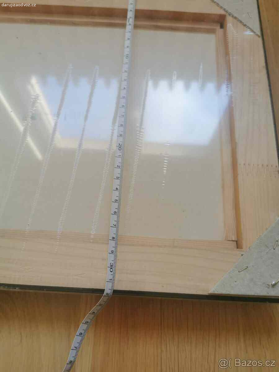 2 obrazy. Větší ještě zabalený ve folii. Za čokoládu a víno