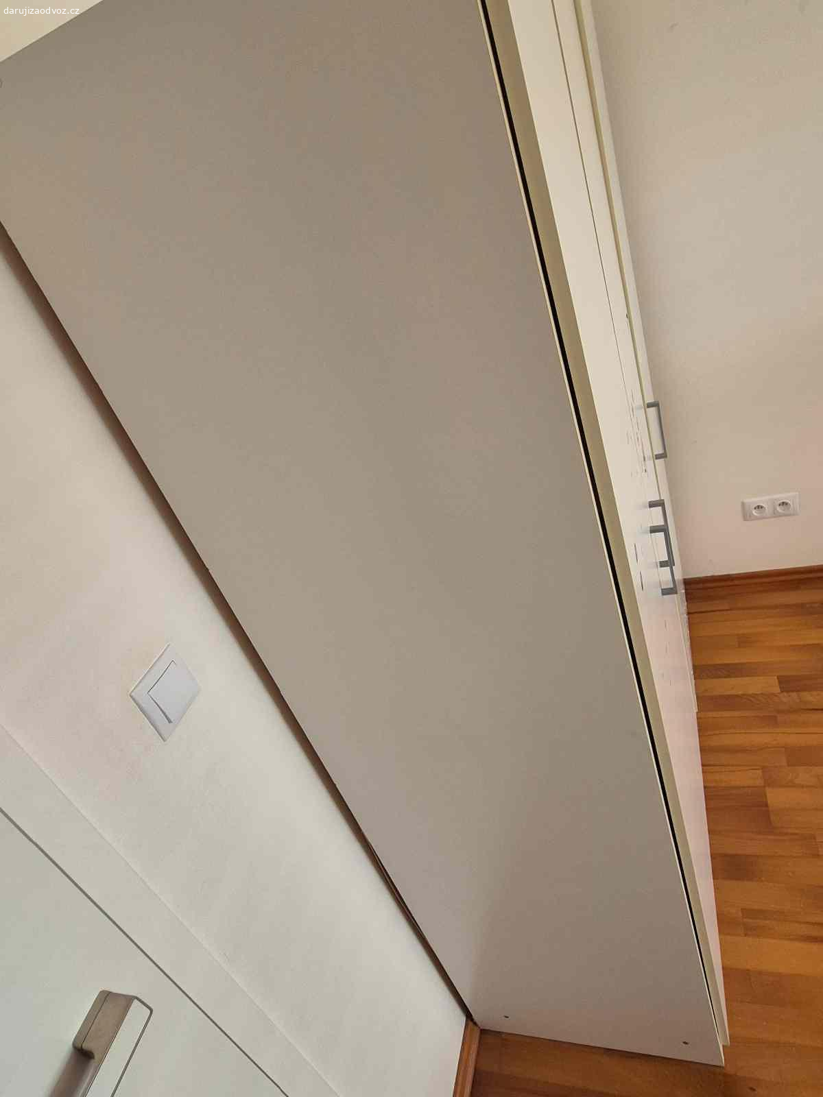 2 skříně (i samostatně). Daruji 2 skříně za odvoz (lze společně i samostatně) s rozměry:
1) 180 x 140 x 51 cm (V x Š x H) – uvnitř užší části (vpravo) jsou 4 police, takže je rozdělena na 5 dílů, a v širší části je tyč na ramínka a dole je jedna police

2) 211,5 x 103,5 x 40 cm (V x Š x H) vč. kovových nohou o výšce 14,5 cm.

Stav odpovídající stáří přes 20 let, jsou ale stále funkční.

Osobní převzetí v Praze 8. Skříně se vejdou i do středně velkého výtahu a s naložením do vozu (na vůz) mohu pomoci.