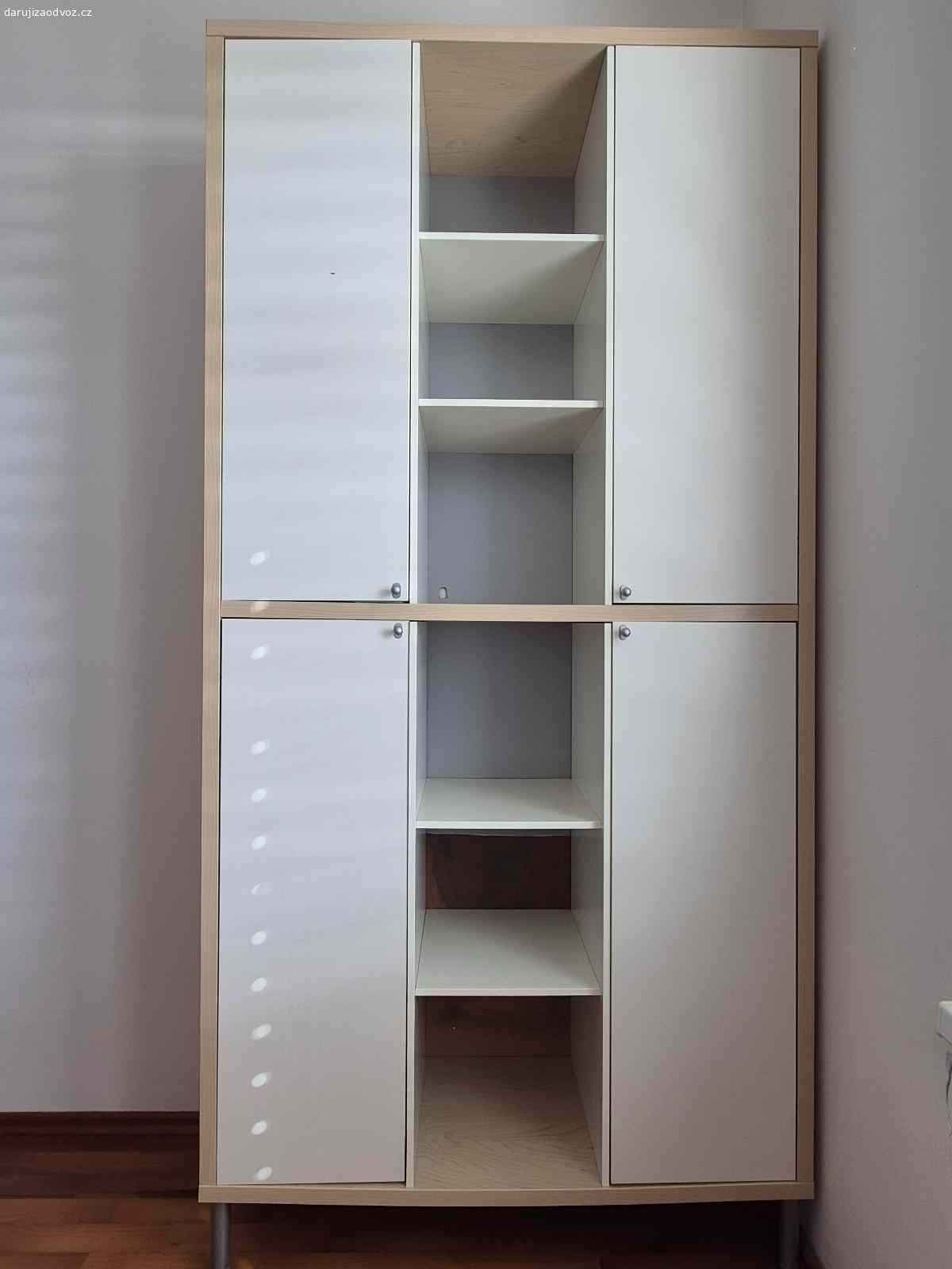 2 skříně (i samostatně). Daruji 2 skříně za odvoz (lze společně i samostatně) s rozměry:
1) 180 x 140 x 51 cm (V x Š x H) – uvnitř užší části (vpravo) jsou 4 police, takže je rozdělena na 5 dílů, a v širší části je tyč na ramínka a dole je jedna police

2) 211,5 x 103,5 x 40 cm (V x Š x H) vč. kovových nohou o výšce 14,5 cm.

Stav odpovídající stáří přes 20 let, jsou ale stále funkční.

Osobní převzetí v Praze 8. Skříně se vejdou i do středně velkého výtahu a s naložením do vozu (na vůz) mohu pomoci.