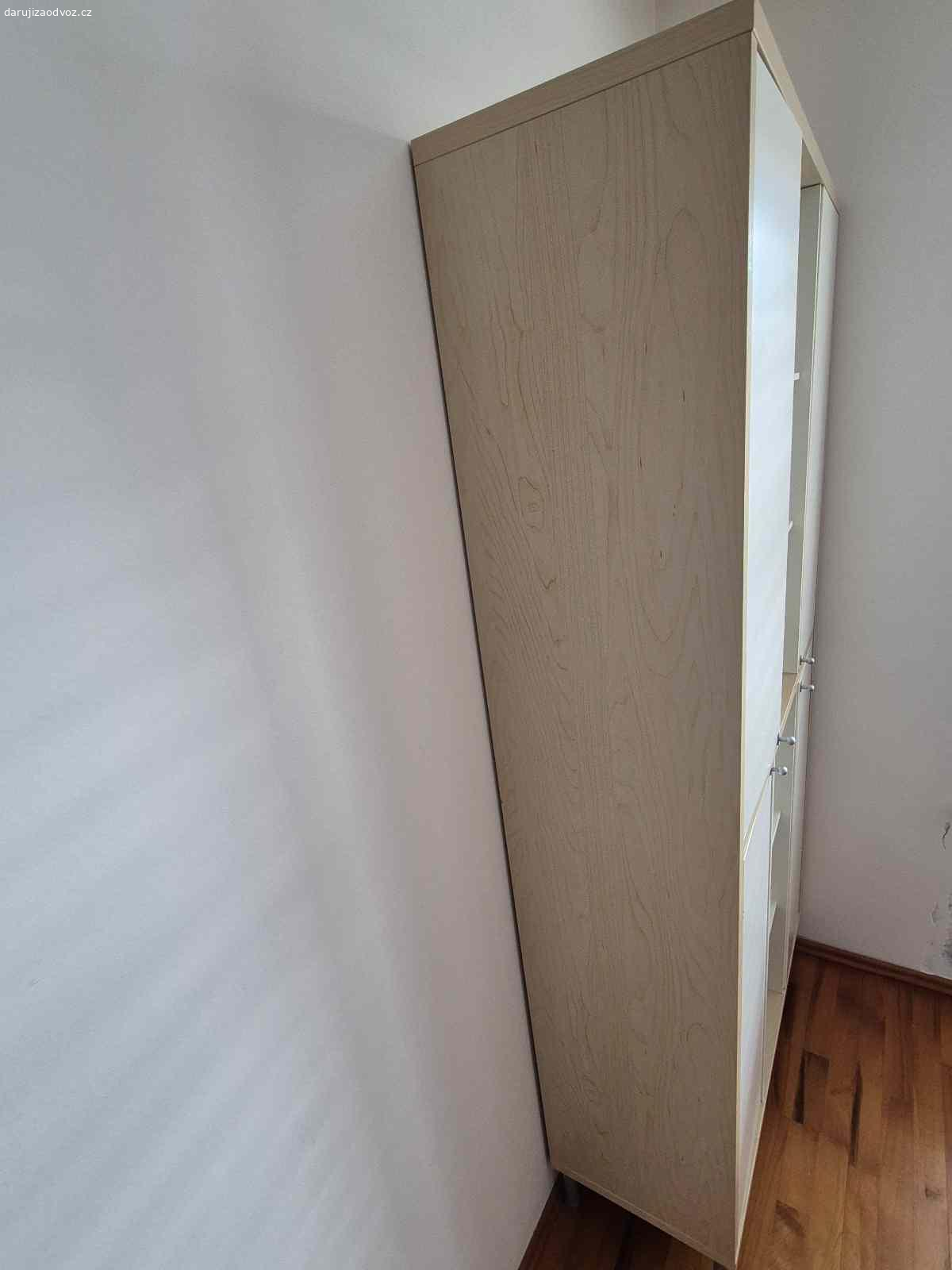 2 skříně (i samostatně). Daruji 2 skříně za odvoz (lze společně i samostatně) s rozměry:
1) 180 x 140 x 51 cm (V x Š x H) – uvnitř užší části (vpravo) jsou 4 police, takže je rozdělena na 5 dílů, a v širší části je tyč na ramínka a dole je jedna police

2) 211,5 x 103,5 x 40 cm (V x Š x H) vč. kovových nohou o výšce 14,5 cm.

Stav odpovídající stáří přes 20 let, jsou ale stále funkční.

Osobní převzetí v Praze 8. Skříně se vejdou i do středně velkého výtahu a s naložením do vozu (na vůz) mohu pomoci.