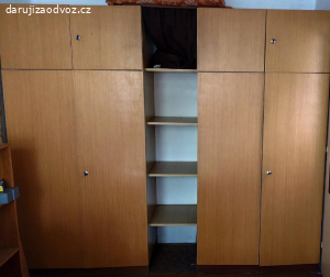 2 skříně s nástavci a policemi