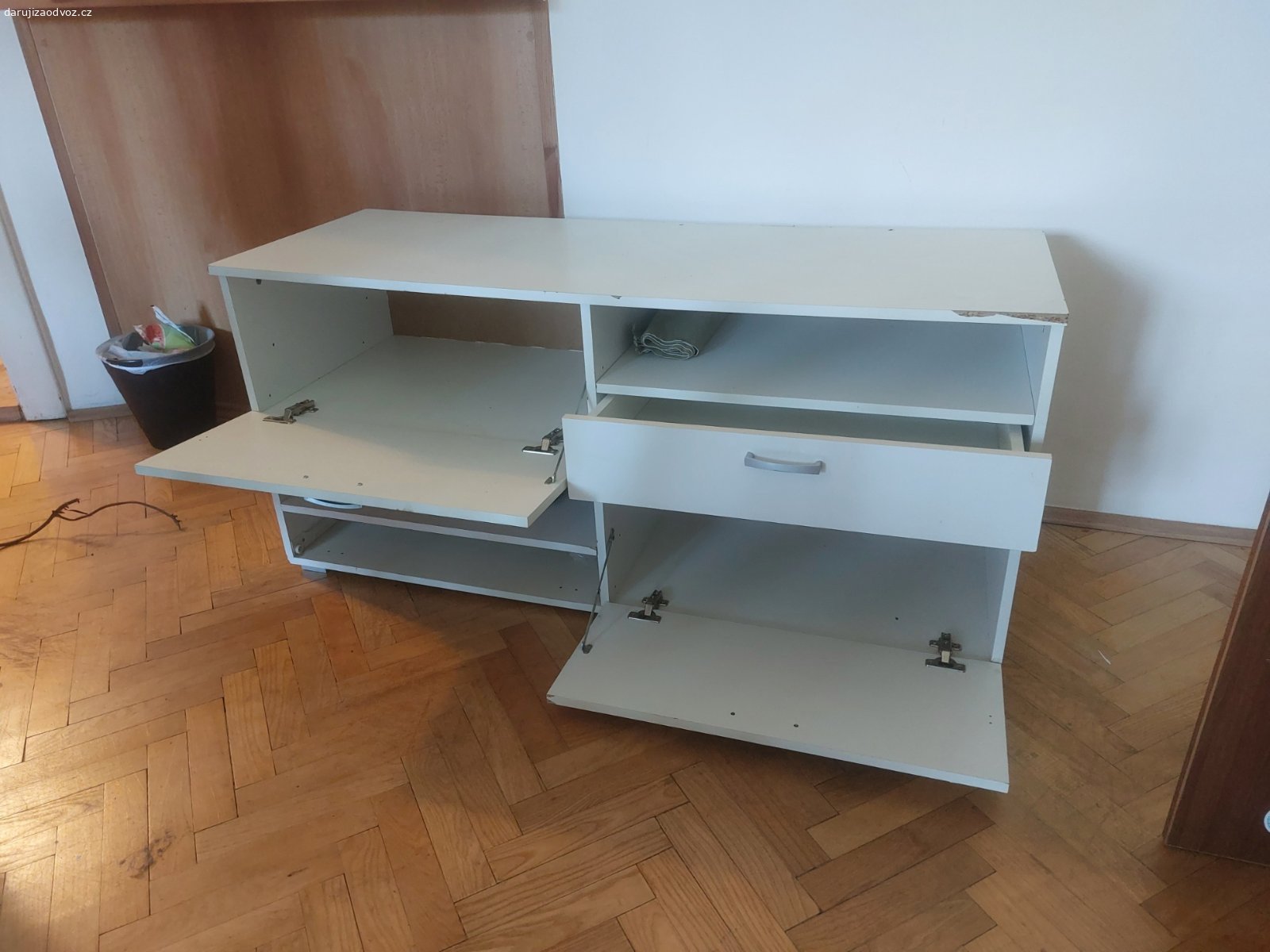 2 skříňky vhodné např. do obýváku. Nabízíme 2 skříňky, které se dají využít např. jako součást obývací stěny.
Délka 138 cm, hloubka 50 cm, výška jedné 32,5 cm (na sobě tedy 65 cm).