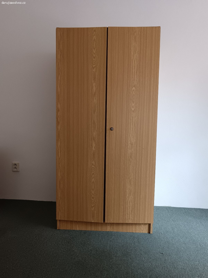 2 staré skříně