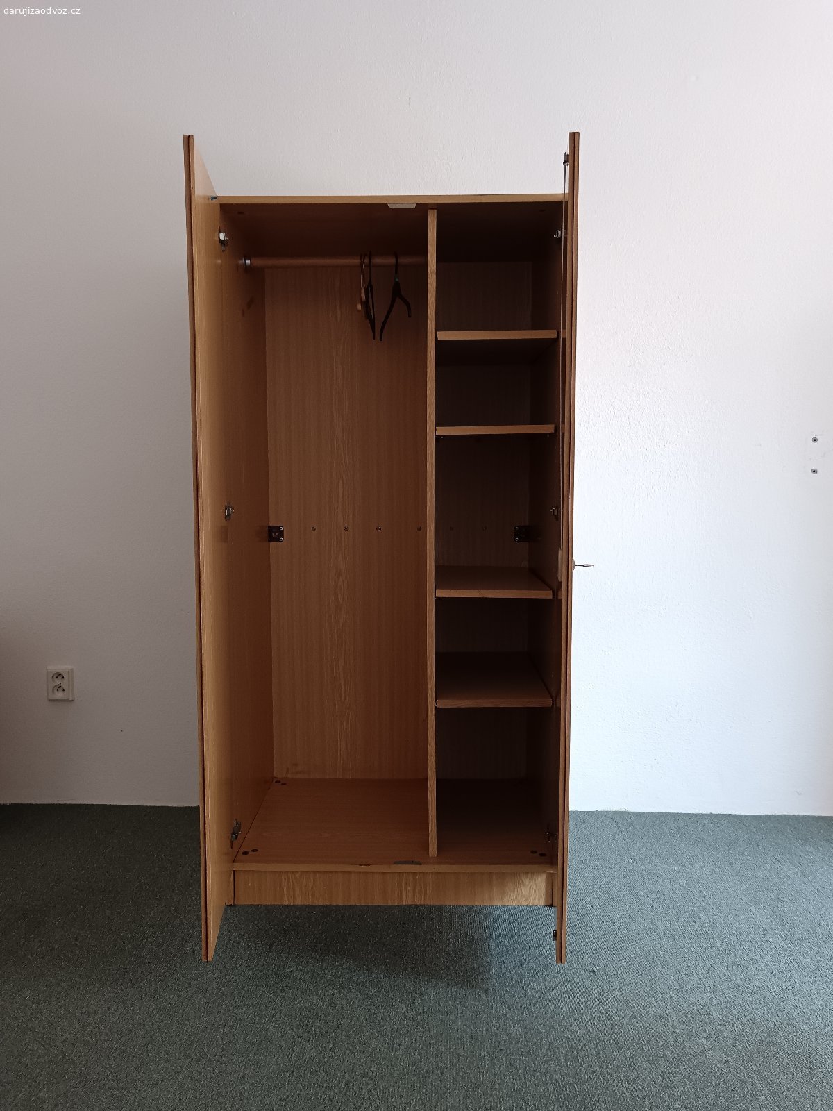 1 stará skřín. 1 laminátová skřín, 165/80/60cm (v/š/h)