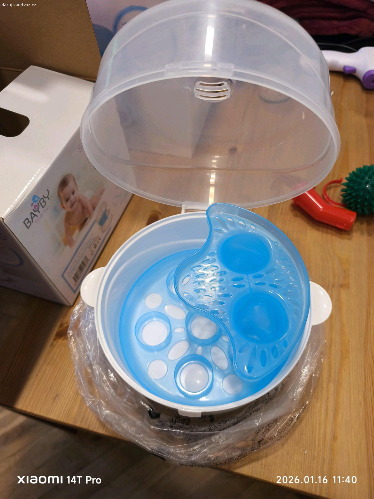 2 sterilizátory lahví. dva funkční sterilizátory lahví, jeden elektrický a druhý do mikrovlnky. Za odvoz, trocha ovoce pro děti potěší, ale není podmínkou.