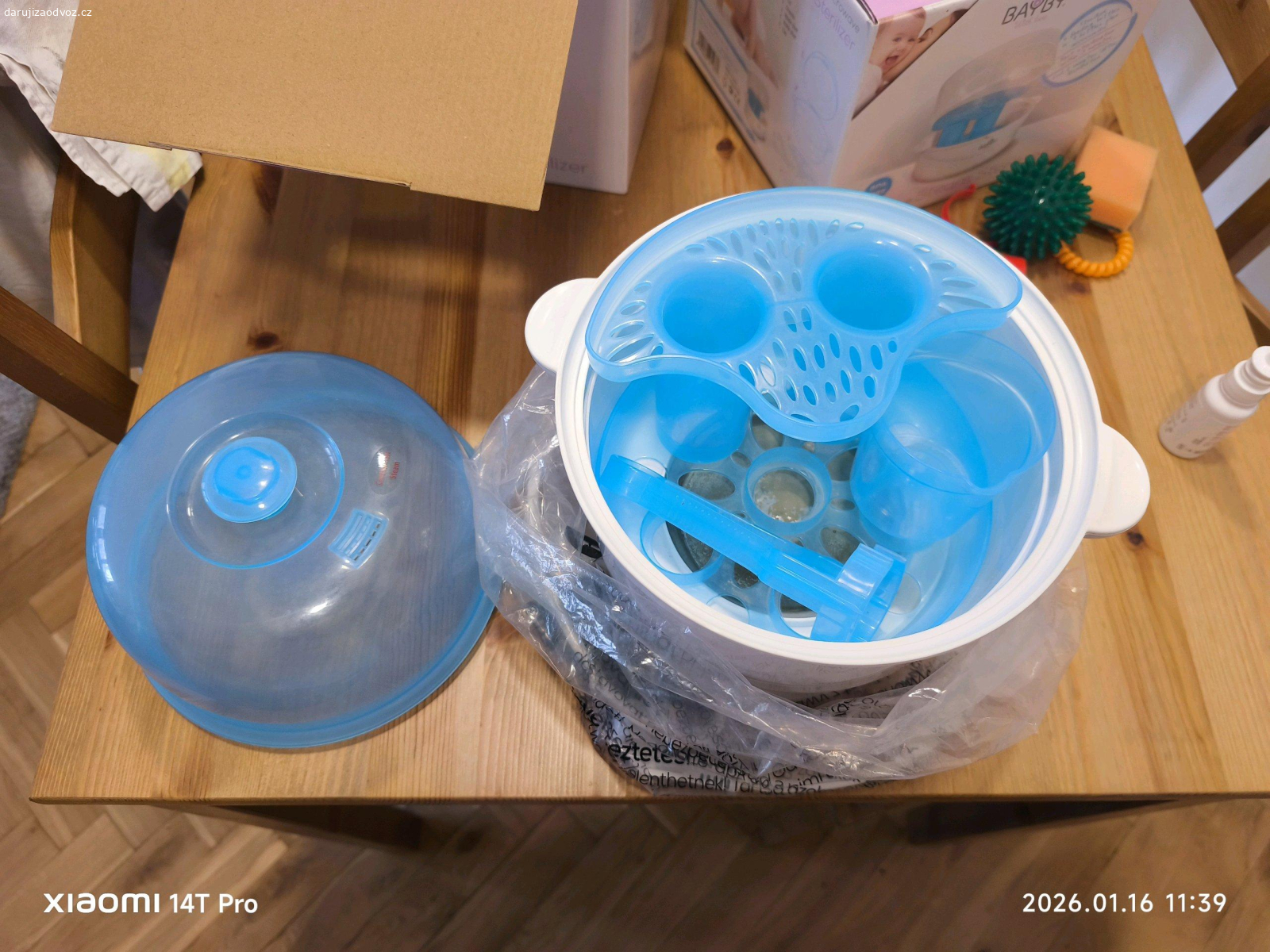 2 sterilizátory lahví. dva funkční sterilizátory lahví, jeden elektrický a druhý do mikrovlnky. Za odvoz, trocha ovoce pro děti potěší, ale není podmínkou.