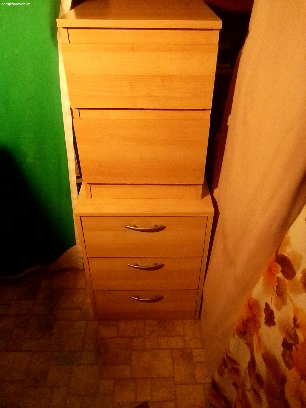 2 úložné skříňky se šuplíky. světlé dřevo vhodné do dětského pokoje apod.