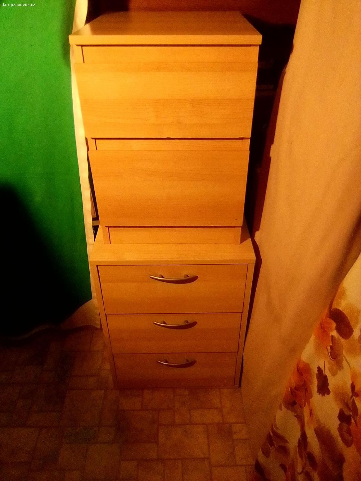 2 úložné skříňky se šuplíky. světlé dřevo vhodné do dětského pokoje apod.