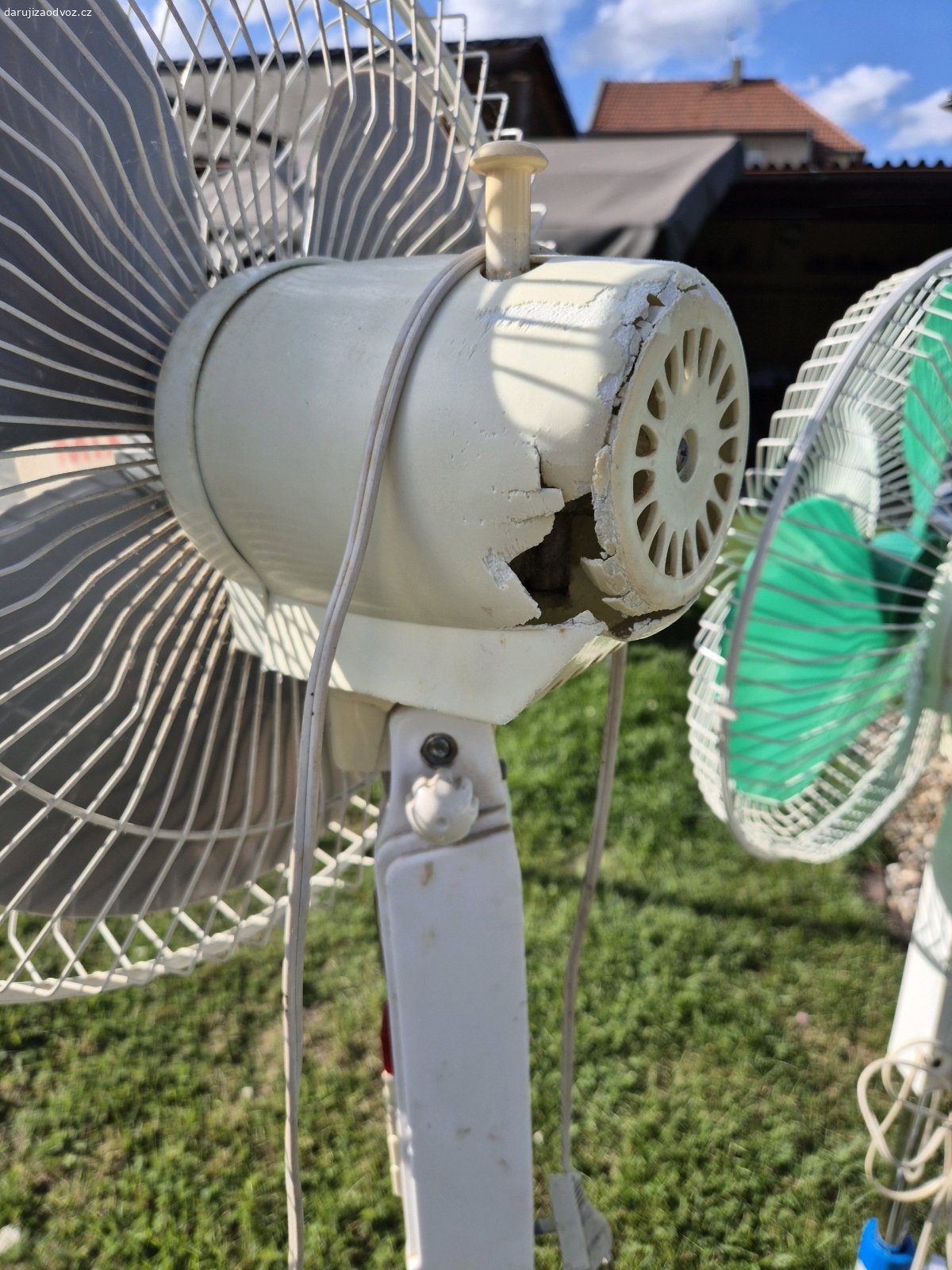 2 větráky. Daruji za odvoz 2 starší plně funkční větráky s kosmetickými vadami viz. foto. POŠKOZENÉ zadní kryty.
NEPOSÍLÁM. Napište kdy si přijedete a já se vám ozvu.