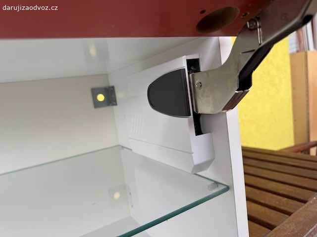 2 x IKEA skříňka s pomalým zavíráním. Věnuji za odvoz (nutno odnést - 3.patro bez výtahu). 2 x skříňka IKEA o rozměrech šířka 92,5 cm, výška 40cm, hloubka 37,4cm včetně dvířek.
Polička ze skla součástí sestavy. Poličky byly používány sporadicky, boky obsahují stopy po vrutech , jinak je stav dobrý.