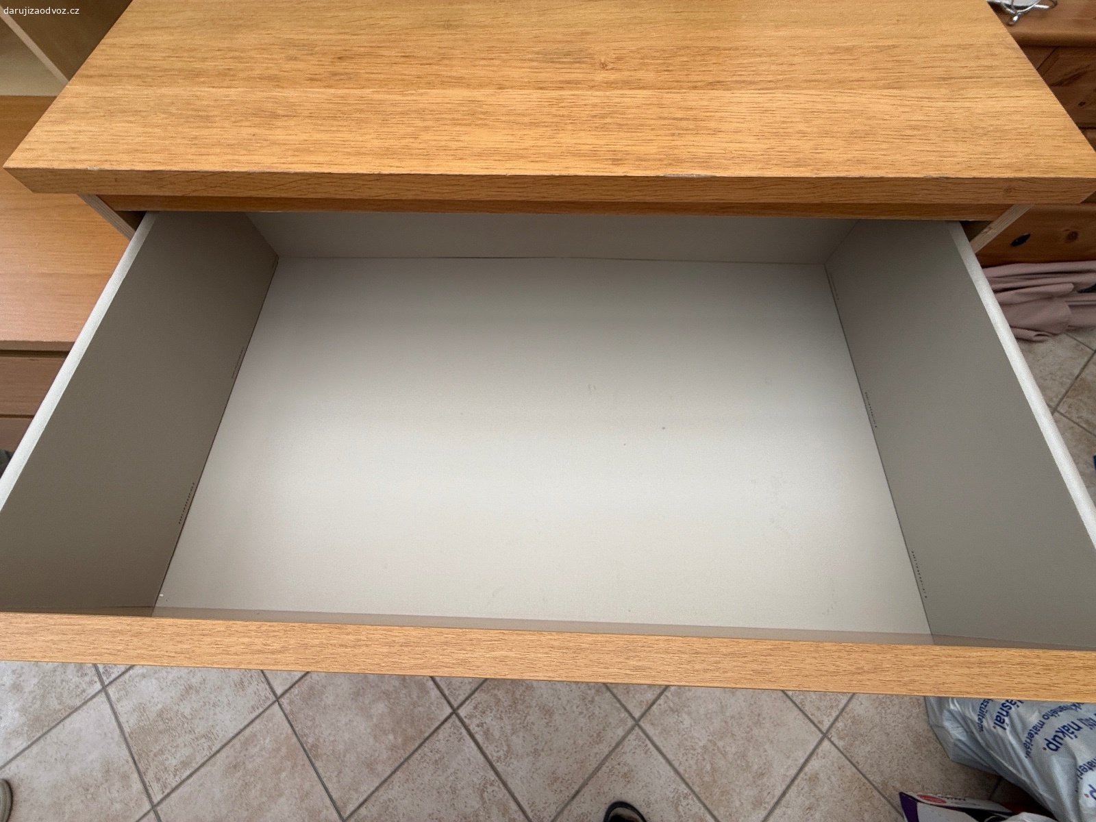 2 x komoda Malm Ikea. Jedna má 3 a druhá 4 šuplíky. 

Šířka: 80
Výška: 77,5 a druhá 100,5
Hloubka: 48

Stav viz foto.
Ideálně obě najednou. 
Nerezervuji, osobní odběr v Roudnici nad Labem

Ovoce nebo mlska pro děti potěší, ale není podmínkou.