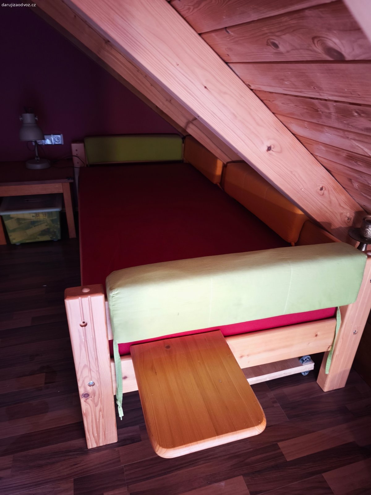 2 x postel Gazel. Daruji 2 x postel Gazel s matrací, roštem, nočním stolkem. Rozměr 80x200, materiál borovice masiv.