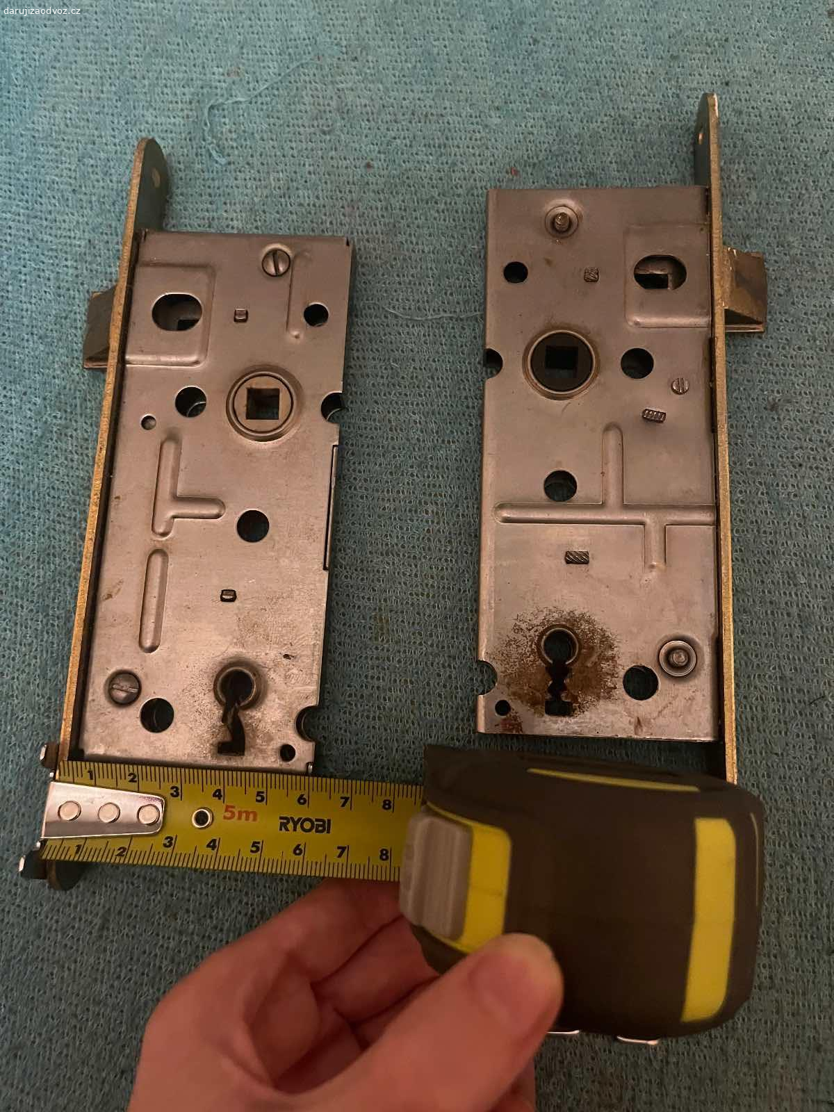 2 zámky na BB klíč do interiérových dveří. Do pravých a levých dveří. Funkčnost zamykání neznámá. Rozměrově identické. K zámkům nemám klíče. Je třeba se informovat u zámečníka, jestli vám udělá klíč podle zámku. 
Pouze osobní předání u obchodu BonVeno v Praze na Budějovické.
Zámky budou k dispozici do 6.2.2026
NEVOLAT PROSÍM! Pouze SMS