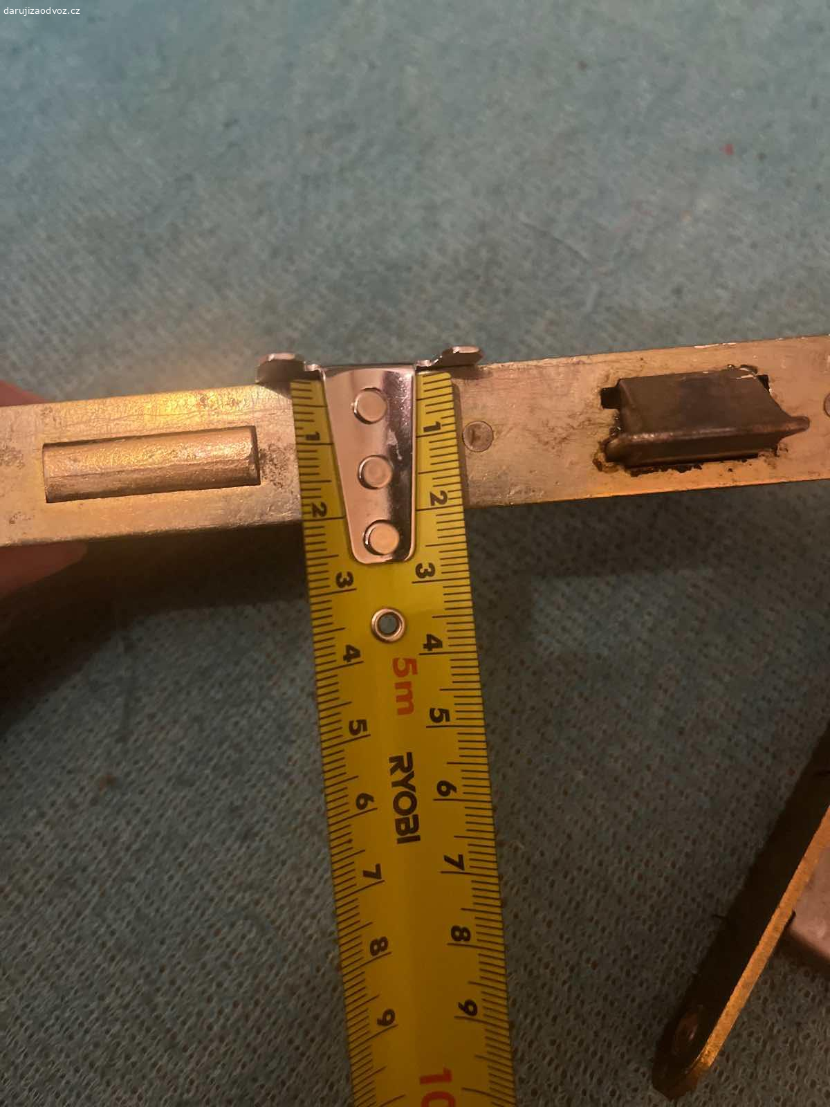 2 zámky na BB klíč do interiérových dveří. Do pravých a levých dveří. Funkčnost zamykání neznámá. Rozměrově identické. K zámkům nemám klíče. Je třeba se informovat u zámečníka, jestli vám udělá klíč podle zámku. 
Pouze osobní předání u obchodu BonVeno v Praze na Budějovické.
Zámky budou k dispozici do 6.2.2026
NEVOLAT PROSÍM! Pouze SMS