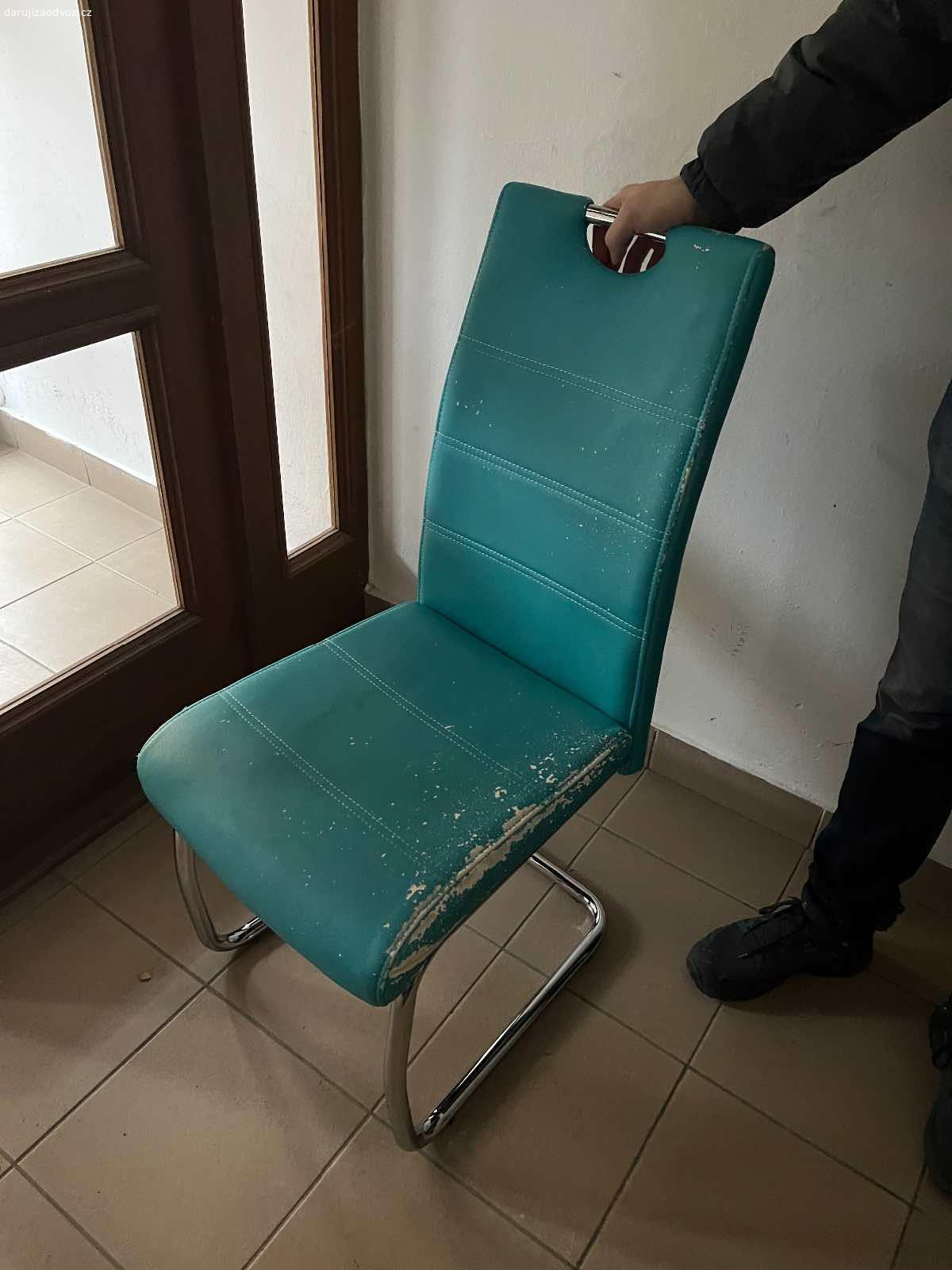 2 židle. Daruji za odvoz 2 modré koženkové židle. Koženka je poškozená, židle jinak plně funkční.