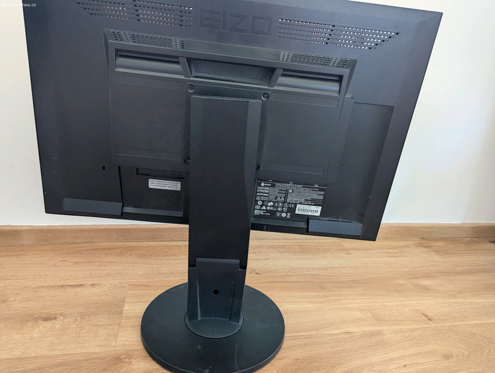 24" EIZO  - funkční, škráblé. Zdravim.Daruji za odvoz 24" EIZO EV2436WFS3-BK EcoView. Plně funkční ale bohužel poškrábáný. Přesto následně léta užívaný. Subjektivní dojem je, že při hraní to člověk přestane vnímat. Suché červené potěší, ale není podmínkou.