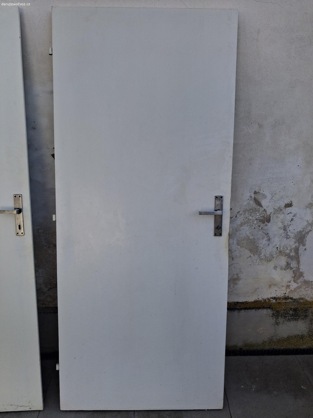 2x dveře 80L. dvoje dveře 80 levé, 1x s klíčem, lehce ošoupaný roh