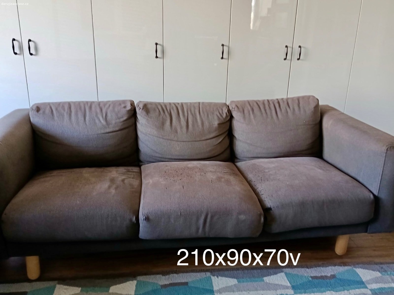 2x gauc + kreslo. Nutno dostat ze 7.patra po schodech.
Pomuzeme pripadne.
Nijak extra neznicene.
Rozmery na fotkach.
Zlín Jižní Svahy.