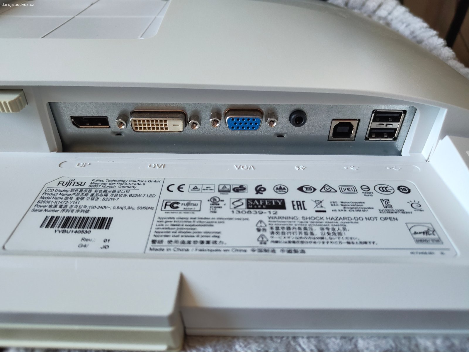 2x LED monitor Fujitsu B22W-7. Rozlišení: 1680 x 1050 60Hz
Úhlopříčka: 22" (55.9 cm)
Vstupy: DP (Displayport), VGA, DVI, AUX, USB-HUB
Výstup: 4xUSB, 3.5mm audio jack
Doposud jsem používal jako přídavné boční monitory, zakoupil jsem nové, větší. Proto tyto daruji.

Zabudované reproduktory (plechová kvalita)
VESA rozměry zadních úchytů.
Výškově stavitelné, úhlově stavitelné.
Na jednom z monitorů je vadné tlačítko (tuším pro ovládání jasu) ale to je řešitelné softwarově nebo tlačítkem "ECO" které sníží jas.
Monitory jeví známky používání (zažloutnutí, oděrky atd..) displeje jsou však bez škrábanců.

Daruji tak jak jsou na obrázku. Bez napájecích kabelů. Když doma vyhrabu ještě nějaké kabely tak je k tomu přiložím.

Vzhledem k povaze předmětu, nutný vlastní odvoz.