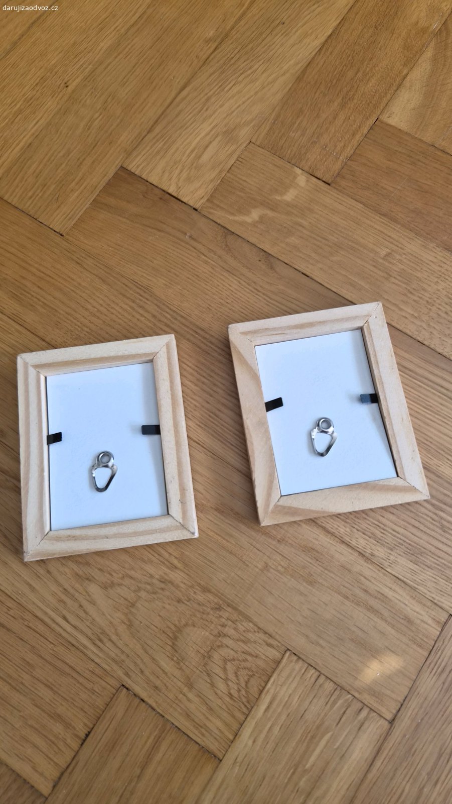 2x malý dřevěný rámeček. 9 x 7 cm.