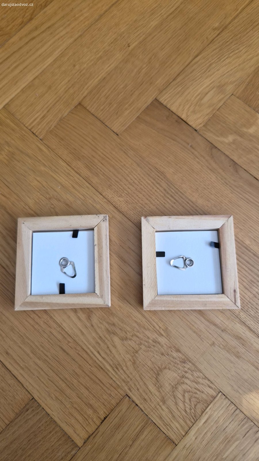 2x malý dřevěný rámeček. 7 x 7 cm.