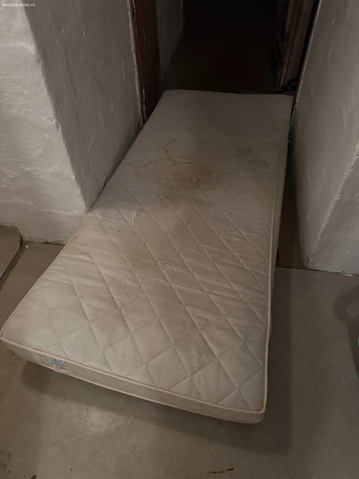 2x matrace 90x200cm. Daruji 2x matraci 90x200cm, pruzinova v pouzitelnem stavu akorat je treba vycistit fleky z prolitich caju atd.
Menime je jelikoz mamae novou postel.