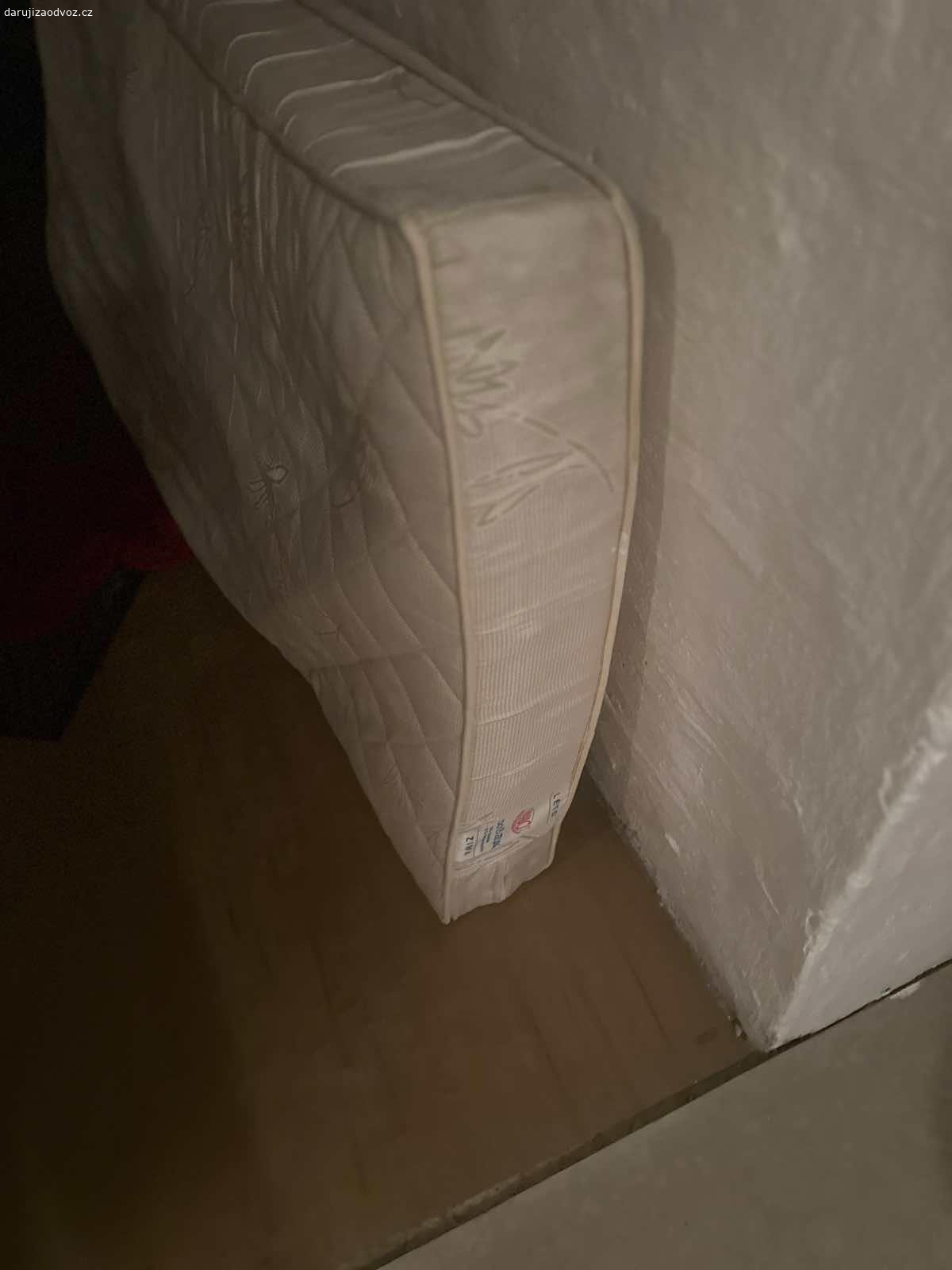 2x matrace 90x200cm. Daruji 2x matraci 90x200cm, pruzinova v pouzitelnem stavu akorat je treba vycistit fleky z prolitich caju atd.
Menime je jelikoz mamae novou postel.