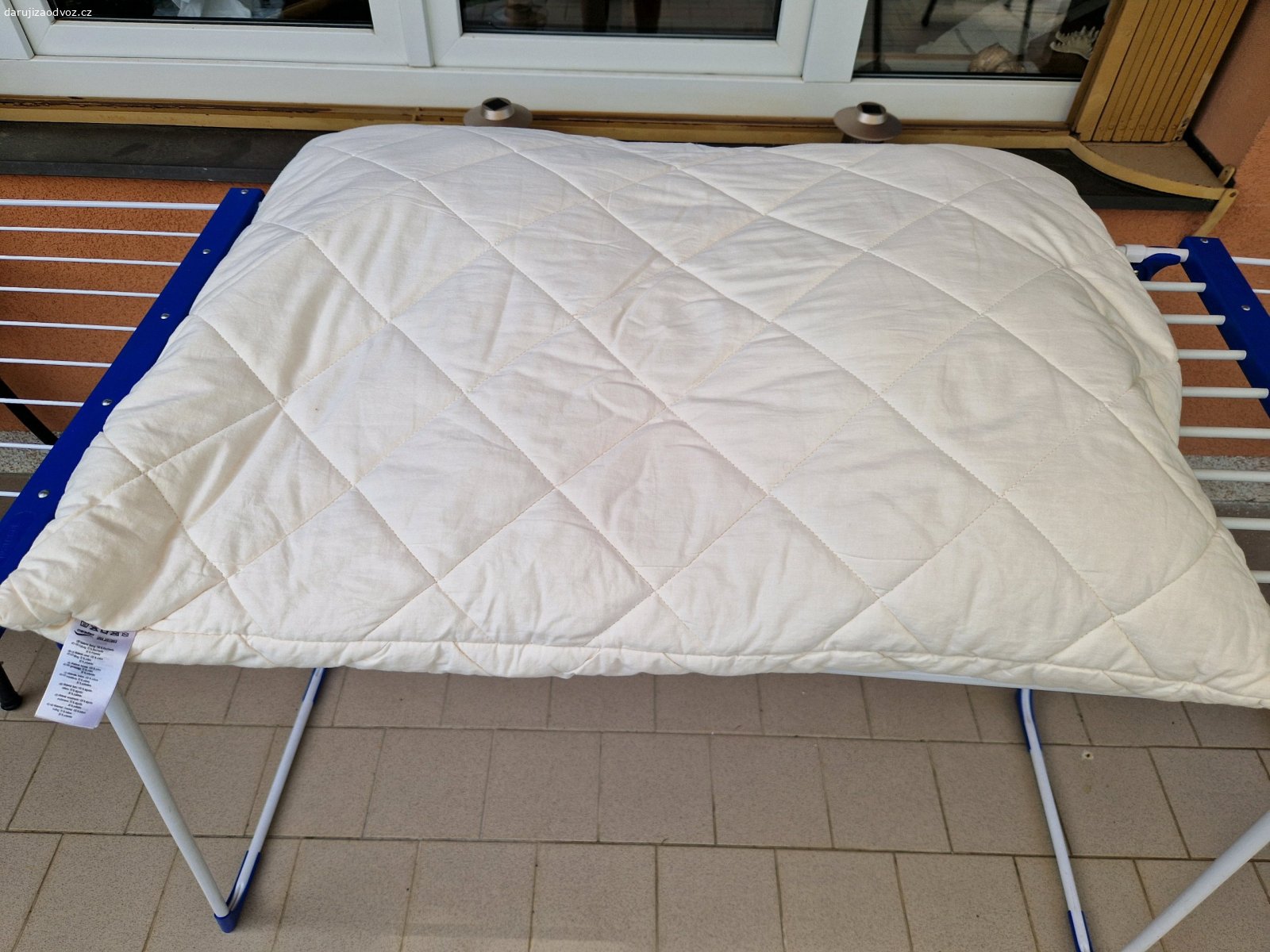 2x povleceni + polstar. Daruji 2x stejne povleceni na jednoluzko a polstar 70×90, potah bavlna, vypln bavlna a polyester. Lze prat. Pouze osobni odber v Letech.