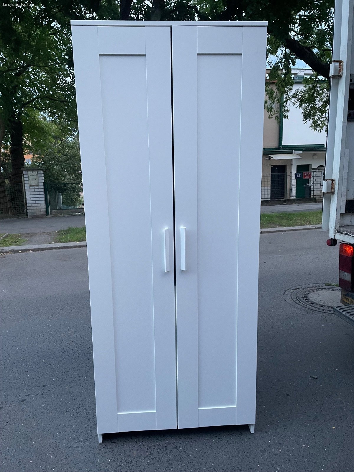 2x skříň za odvoz. 2x skříň za odvoz, pár dětských samolepek, dají se však sundat, stav viz.fota