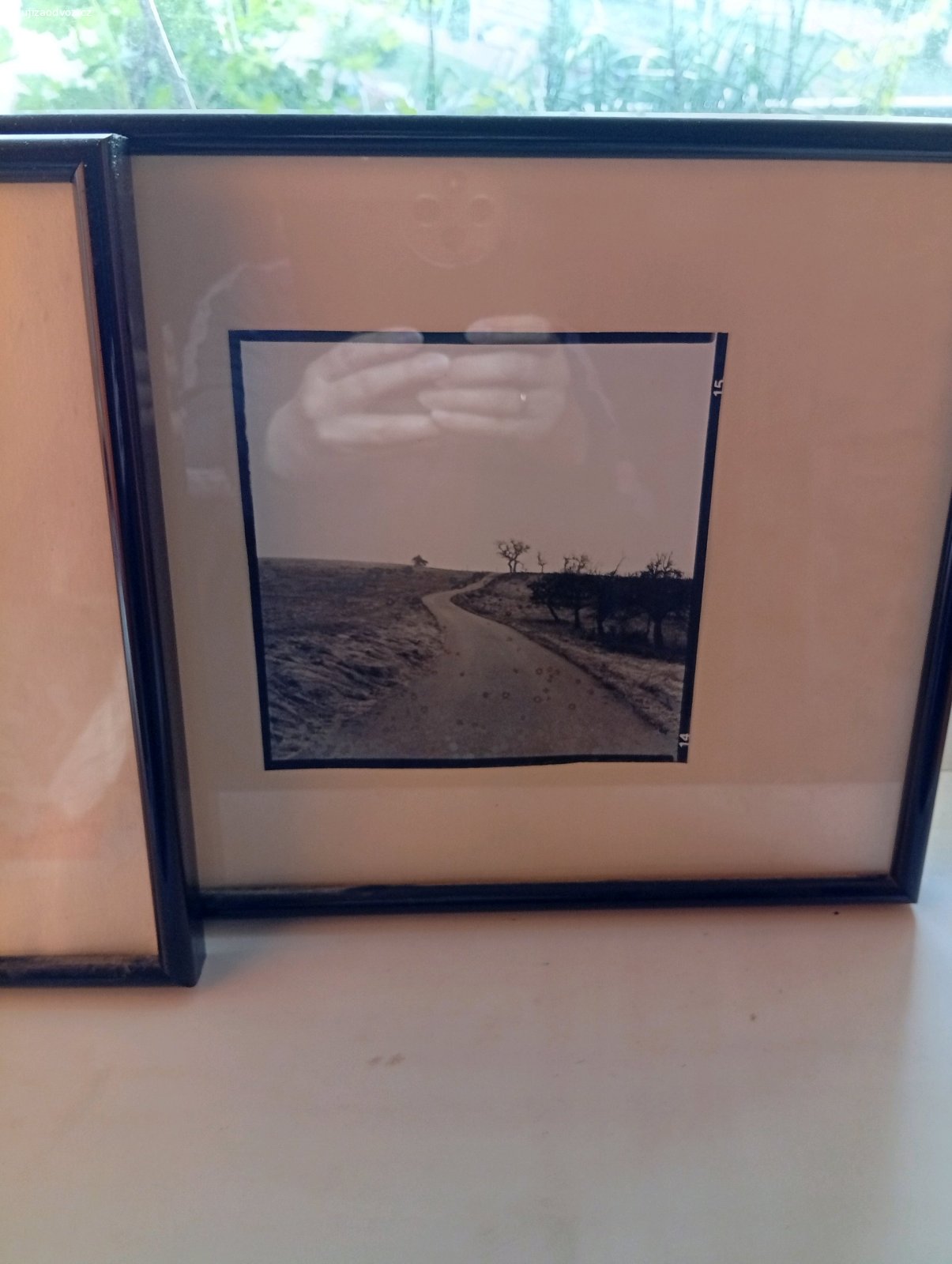 2x starý obrázek. Plastový rám 30x20 cm pod sklem.