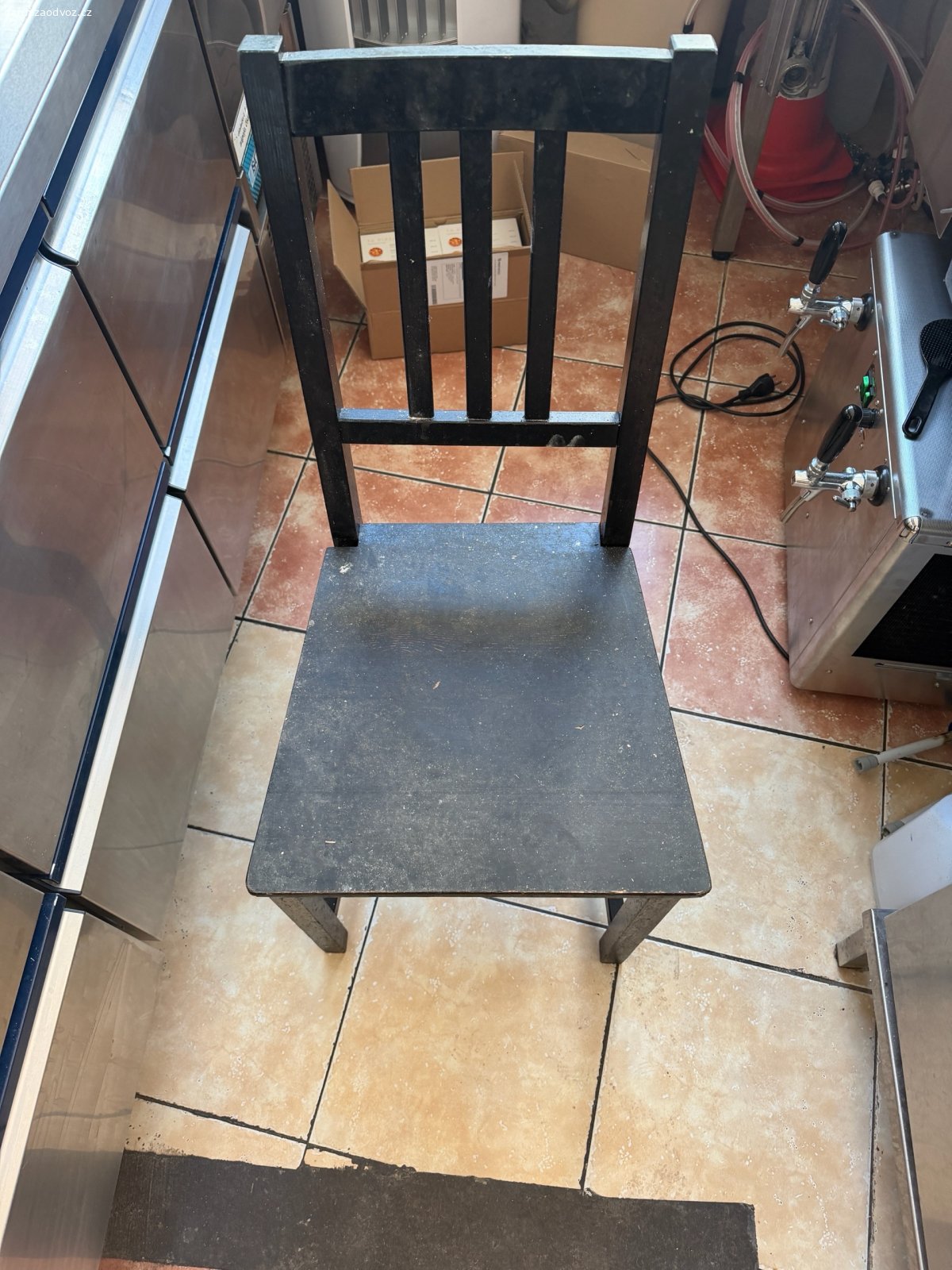 2x židle. daruji 2 starší, ošoupané židle
