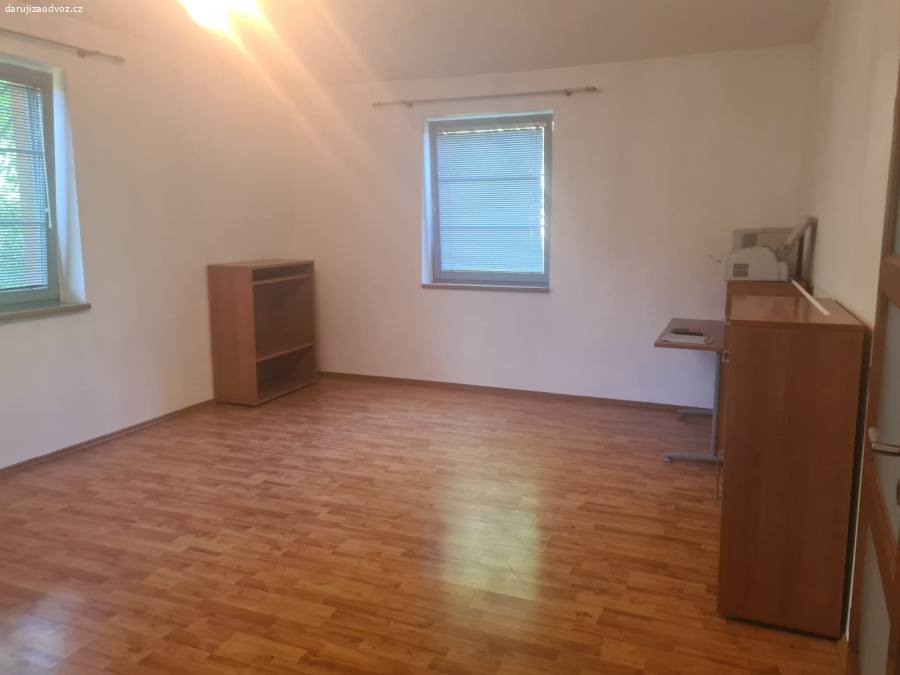 350 m² laminátové podlahy (demontáž a odběr VŠEHO)