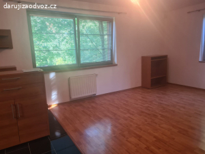 350 m² laminátové podlahy (demontáž a odběr VŠEHO)