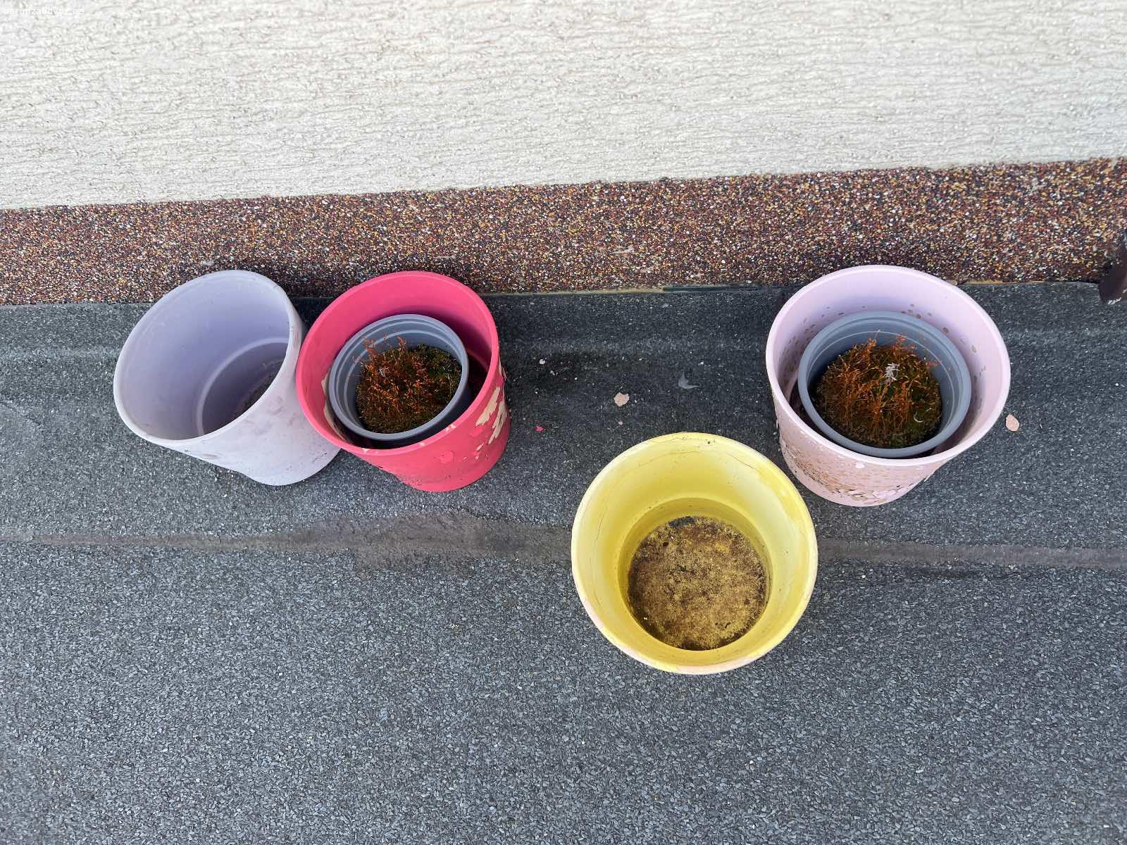 4 květináče. Vyzvednutí v Dolních Měcholupech. Značky Ikea.