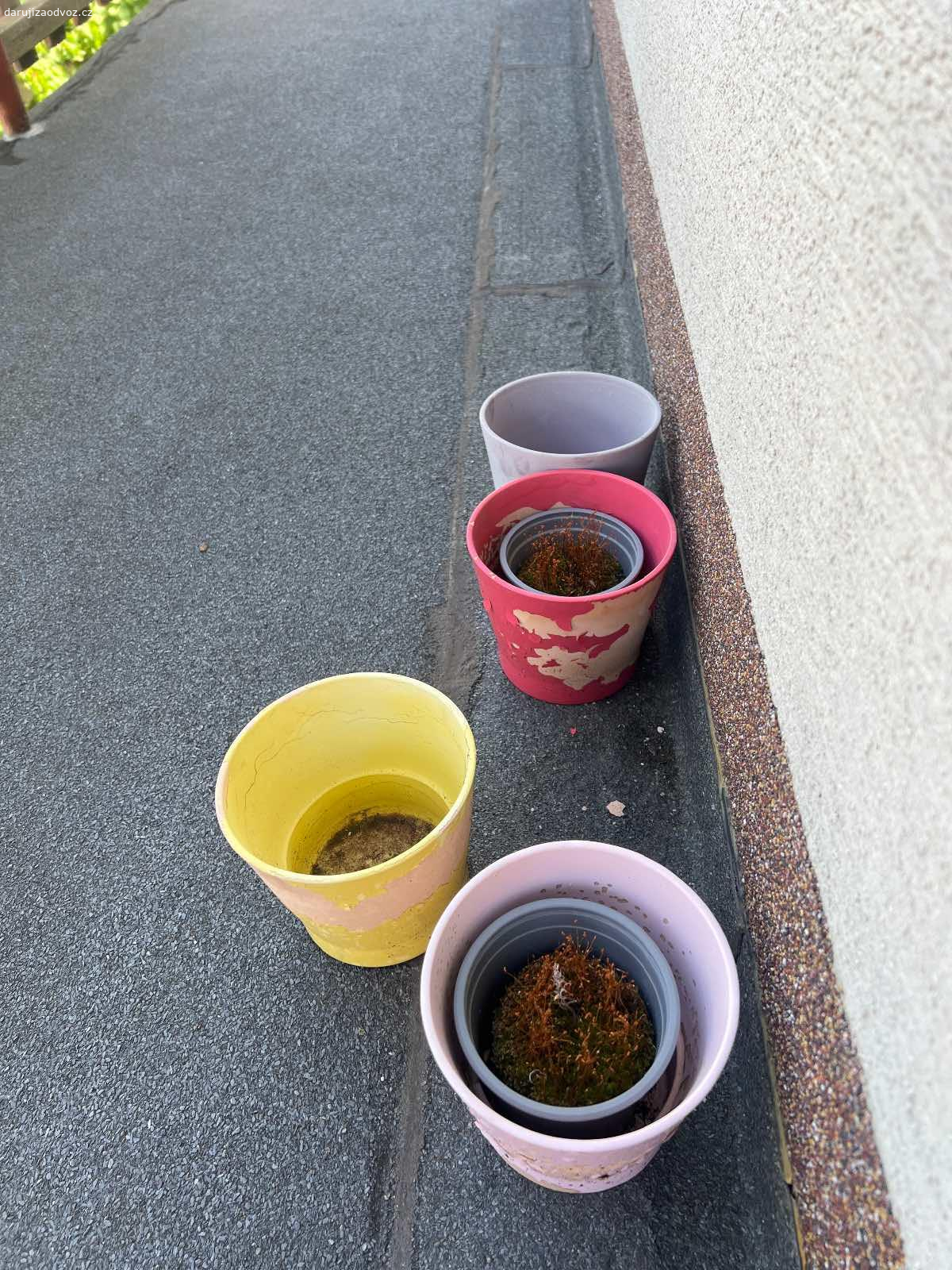 4 květináče. Vyzvednutí v Dolních Měcholupech. Značky Ikea.
