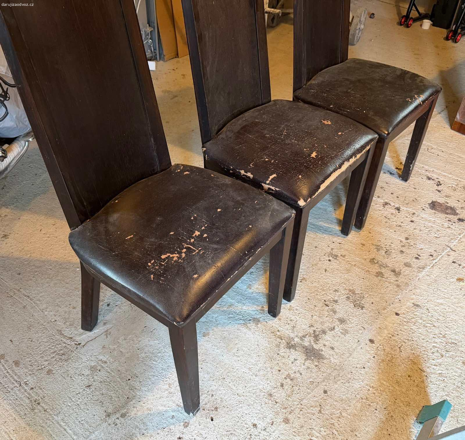 6ks zidle, tmave hnede, masiv, stav viz foto. Daruji za odvoz  - 6ks zidli ve stavu viz foto. Mame 6ks, na fotce jen 5.. Zidle drzi, funkcne nejsou poskozene, pouze to calouneni a oderky na zadech atd..