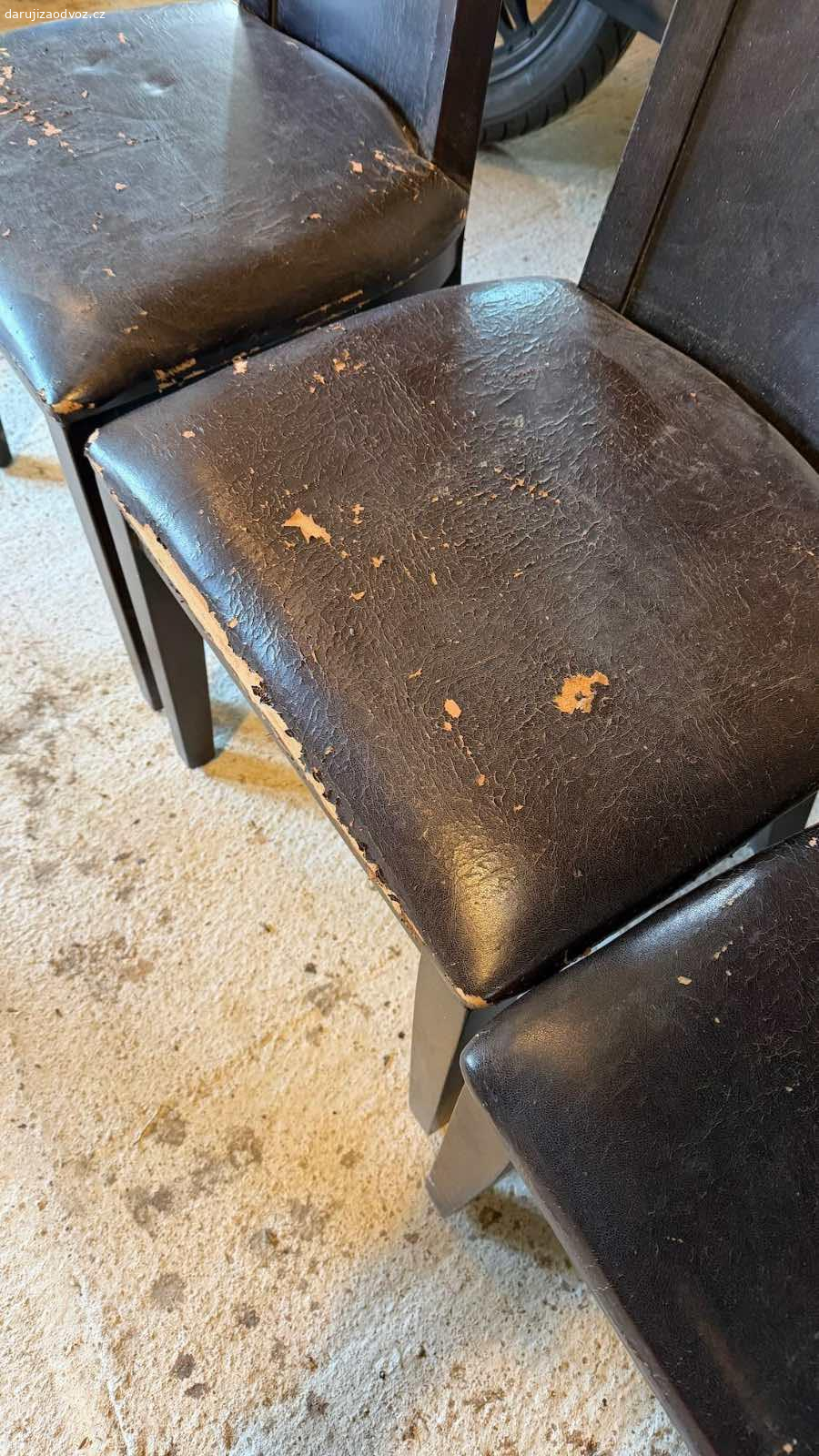 6ks zidle, tmave hnede, masiv, stav viz foto. Daruji za odvoz  - 6ks zidli ve stavu viz foto. Mame 6ks, na fotce jen 5.. Zidle drzi, funkcne nejsou poskozene, pouze to calouneni a oderky na zadech atd..