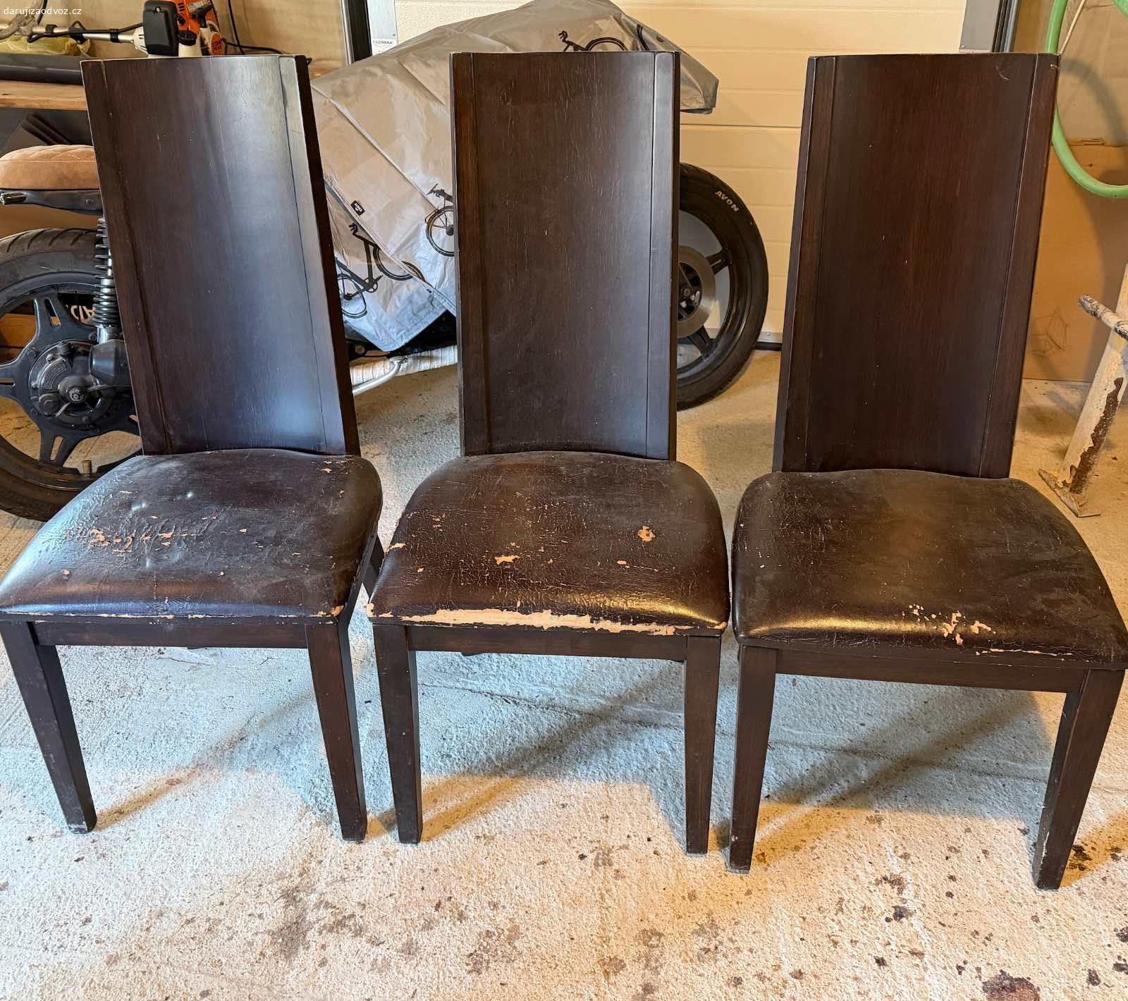 6ks zidle, tmave hnede, masiv, stav viz foto. Daruji za odvoz  - 6ks zidli ve stavu viz foto. Mame 6ks, na fotce jen 5.. Zidle drzi, funkcne nejsou poskozene, pouze to calouneni a oderky na zadech atd..