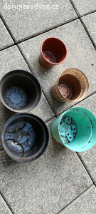 5 ks plastových kvetináčov